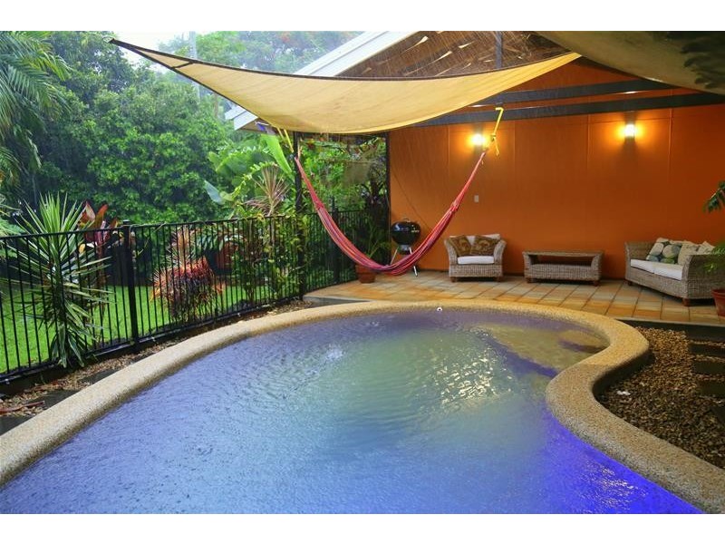 6 Draper Place, Whitfield QLD 4870