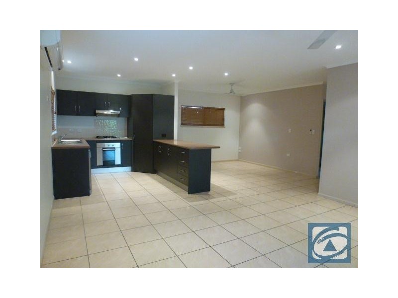 2/114 Upper Richardson Street, Whitfield QLD 4870