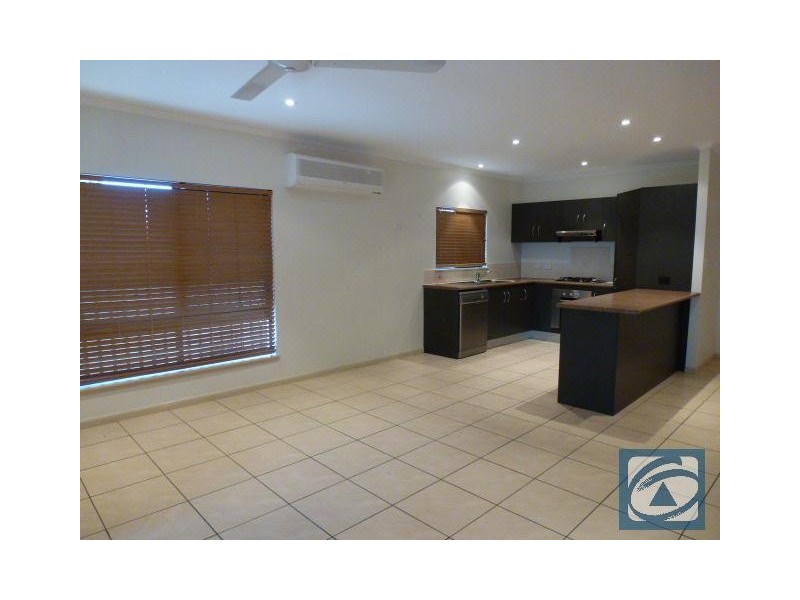 2/114 Upper Richardson Street, Whitfield QLD 4870