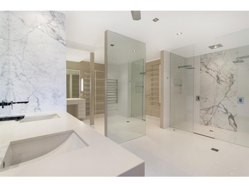 33 Minerva Avenue, Mooroobool QLD 4870