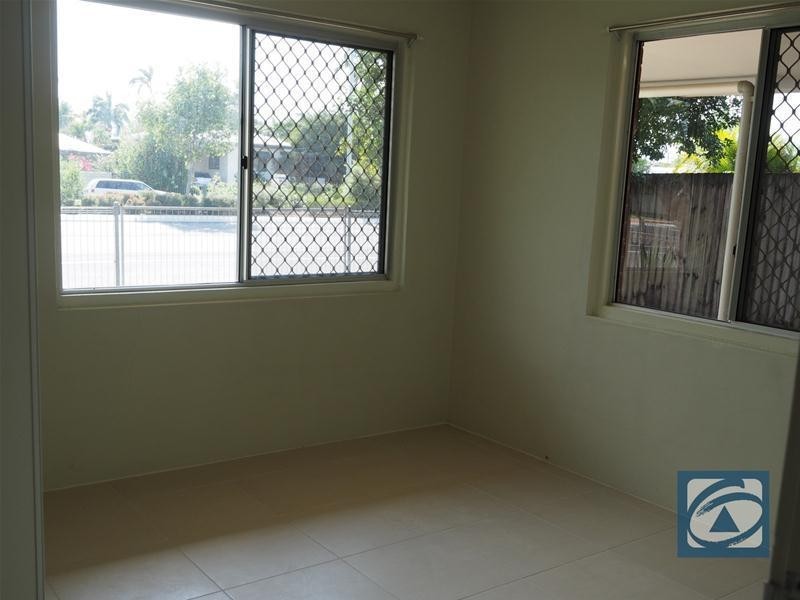2/263 Aumuller  Street, Westcourt QLD 4870