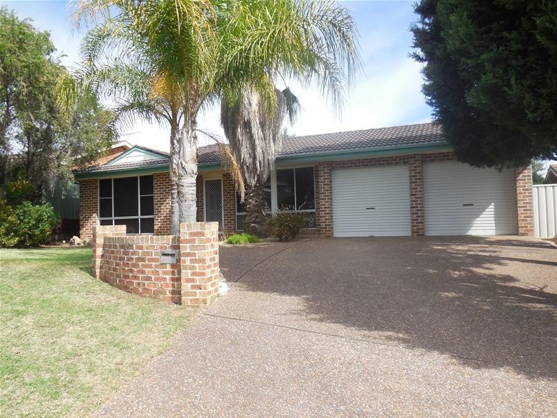 4 Torrens Place, Kearns NSW 2558