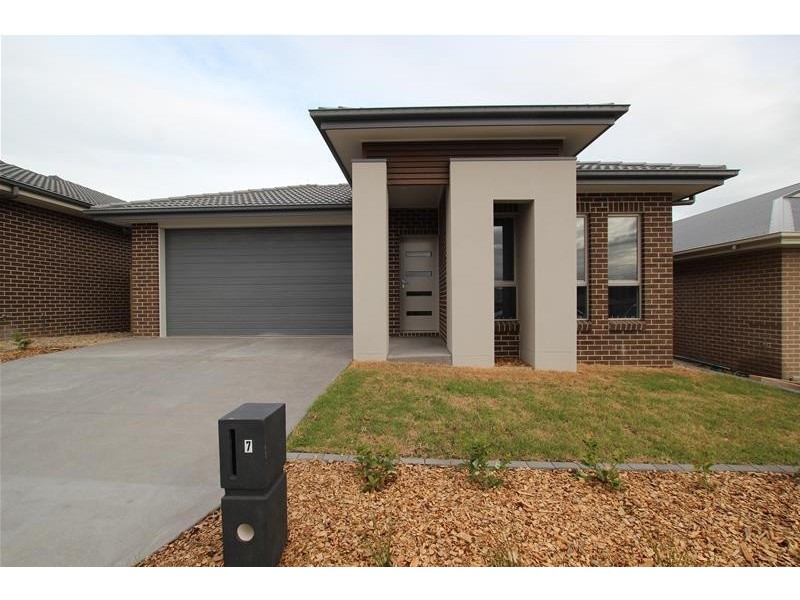 7 Lawrence Street, Oran Park NSW 2570