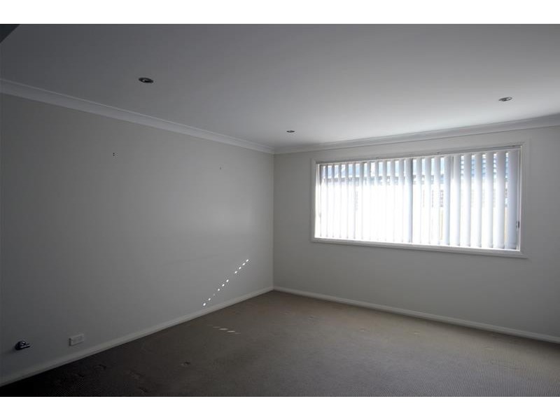 32 Hampshire Boulevard, Spring Farm NSW 2570