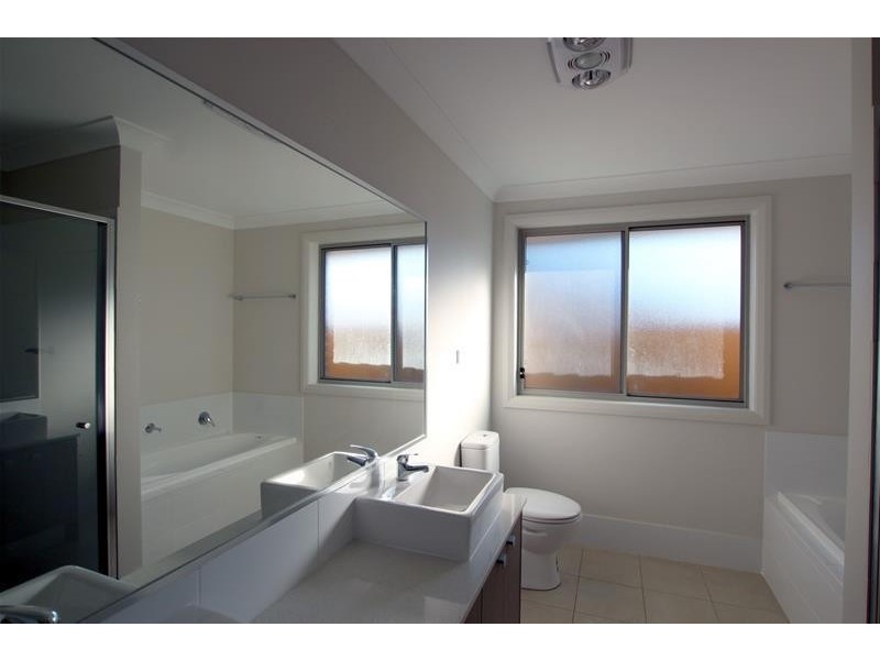 32 Hampshire Boulevard, Spring Farm NSW 2570