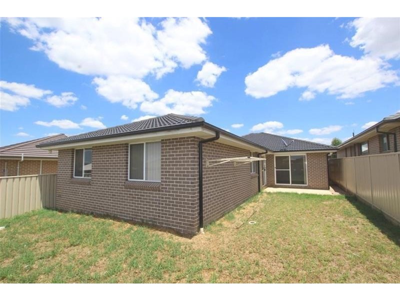 33 Bond Street, Oran Park NSW 2570
