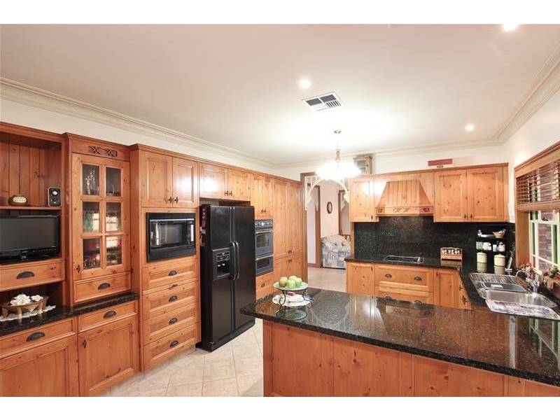 4 William Dowle Place, Grasmere NSW 2570