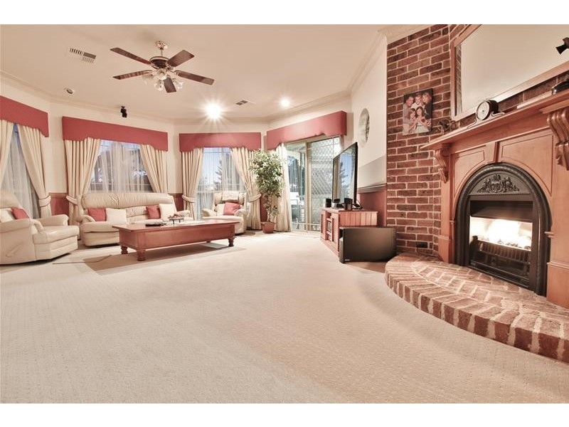 4 William Dowle Place, Grasmere NSW 2570