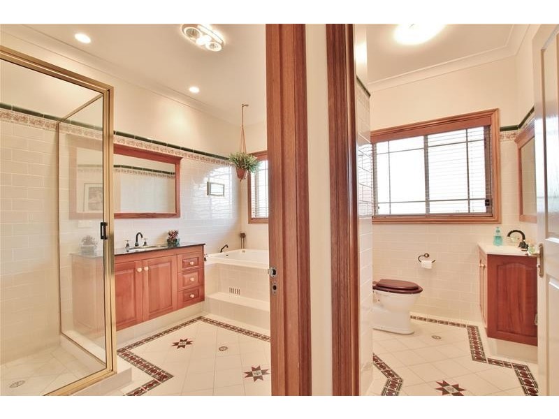 4 William Dowle Place, Grasmere NSW 2570