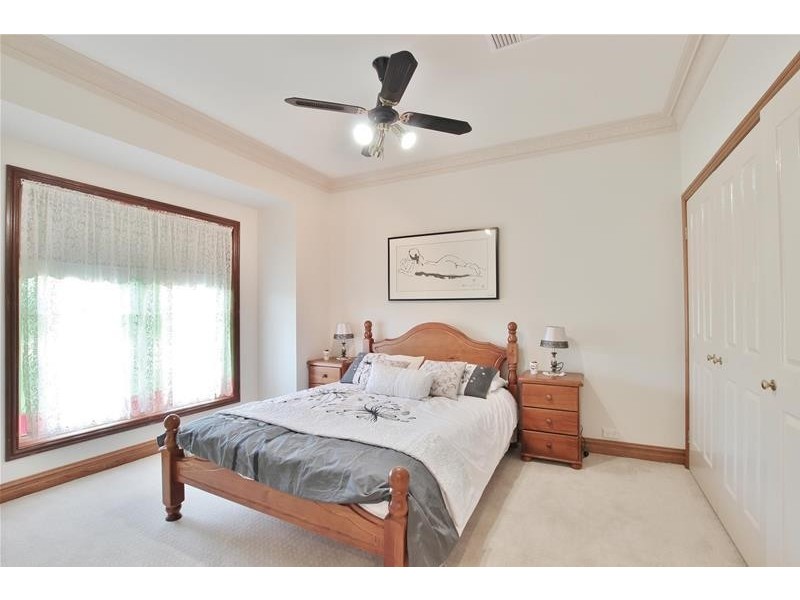 4 William Dowle Place, Grasmere NSW 2570