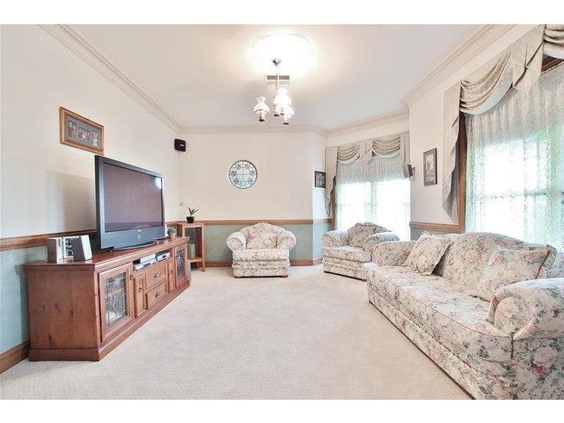 4 William Dowle Place, Grasmere NSW 2570