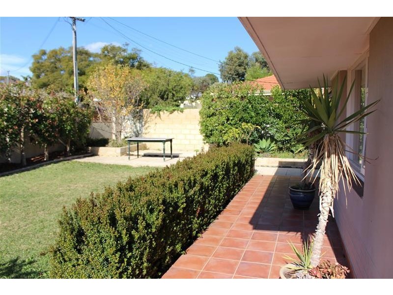 59 Redwood Crescent, Melville WA 6156