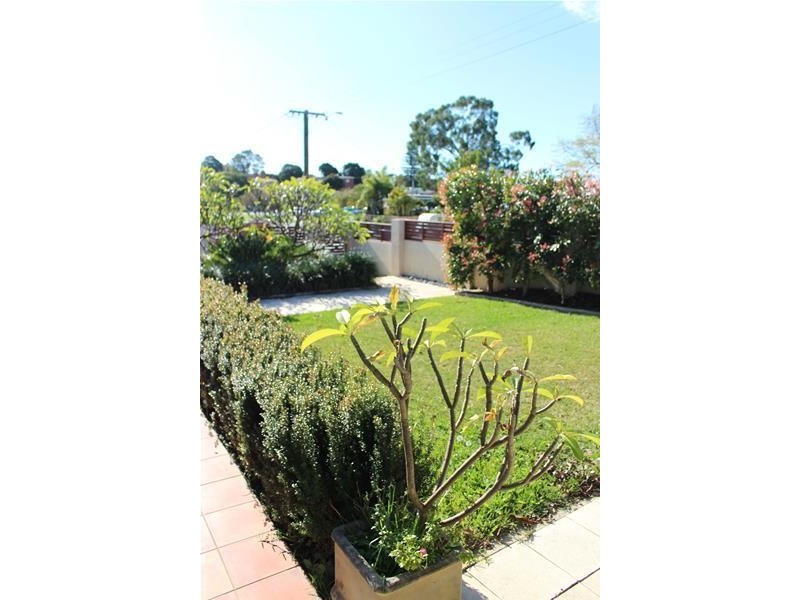 59 Redwood Crescent, Melville WA 6156