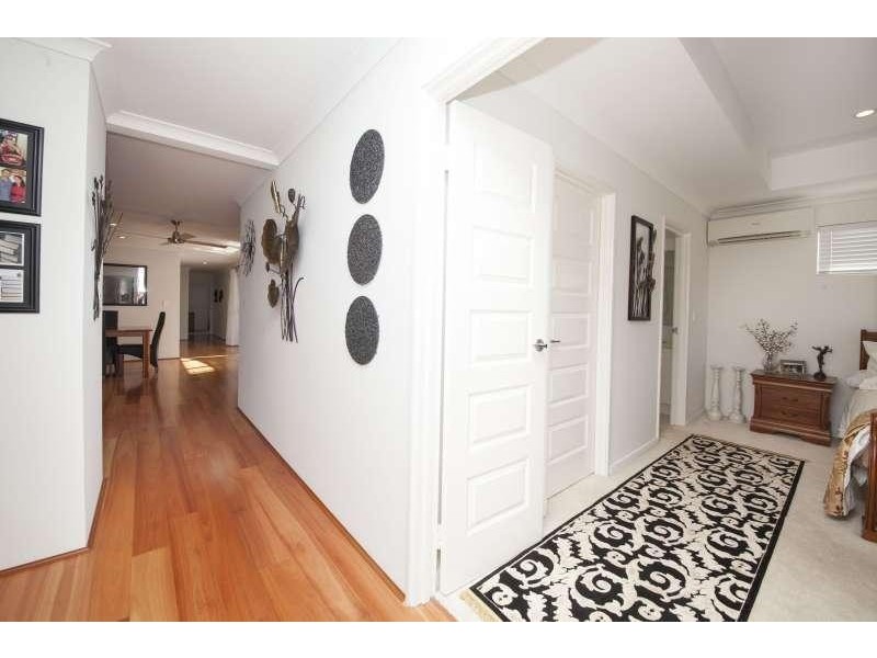 10 Padua Road, Piara Waters WA 6112