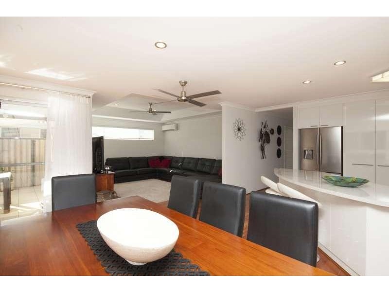 10 Padua Road, Piara Waters WA 6112