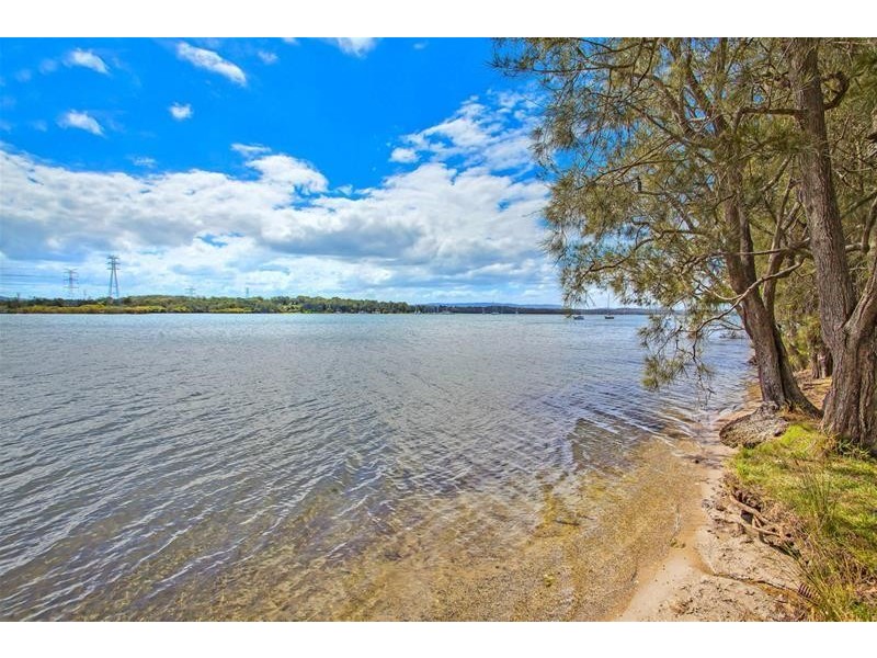 17 Halcyon Street, Mannering Park NSW 2259