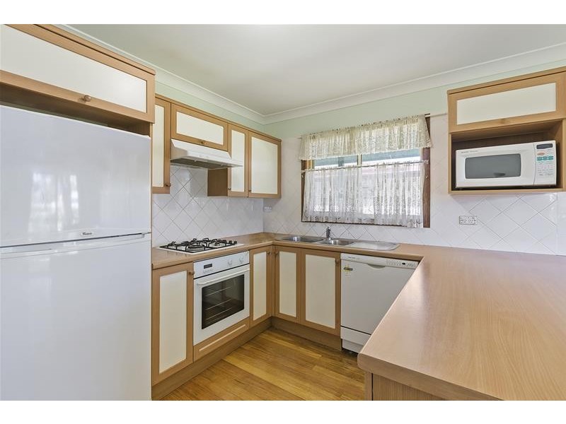 16 Murrumbong Road, Summerland Point NSW 2259