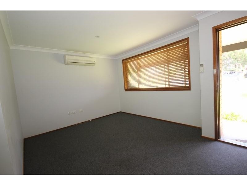 4 Harwood Close, Mannering Park NSW 2259
