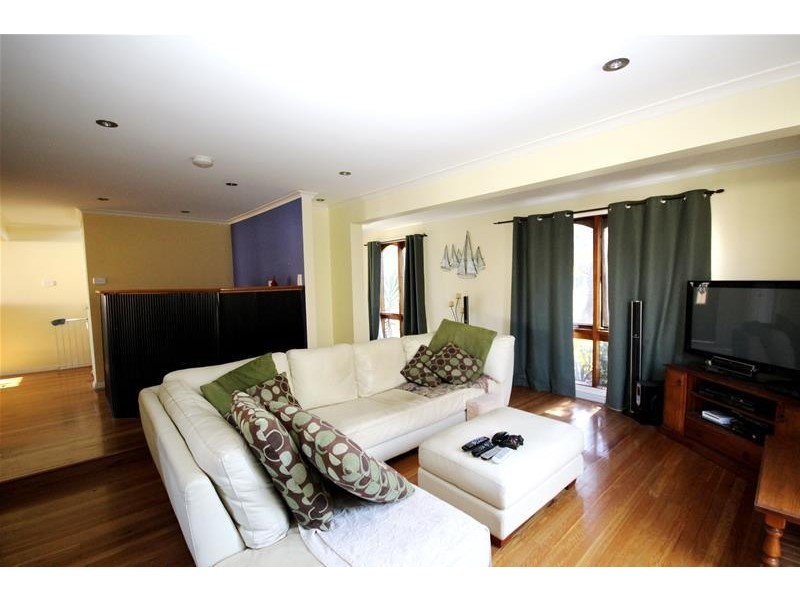 12 Macquarie Road, Mannering Park NSW 2259