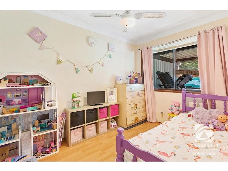 35 Warwick Avenue, Mannering Park NSW 2259