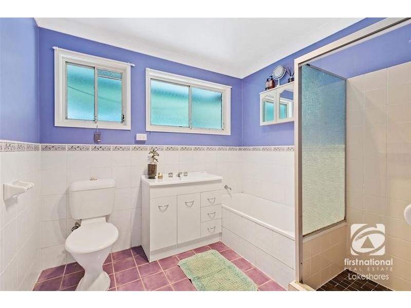 35 Warwick Avenue, Mannering Park NSW 2259