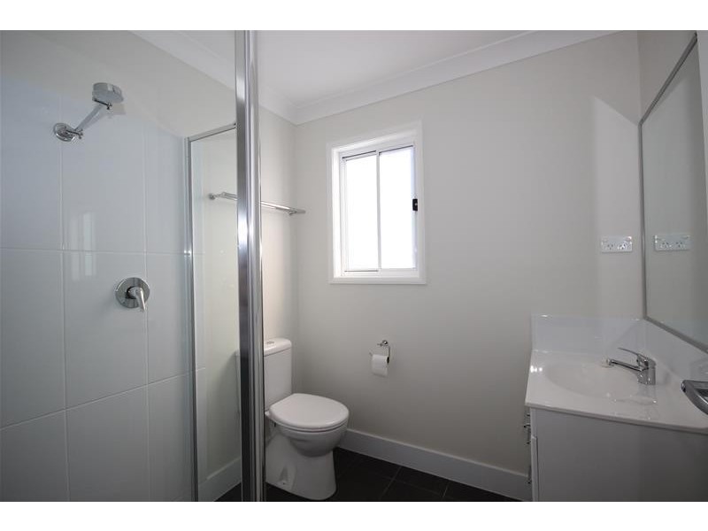 2a Warwick Avenue, Mannering Park NSW 2259