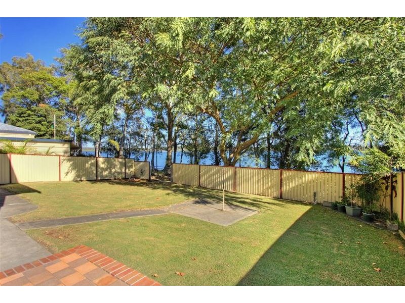 17 Macquarie Road, Mannering Park NSW 2259