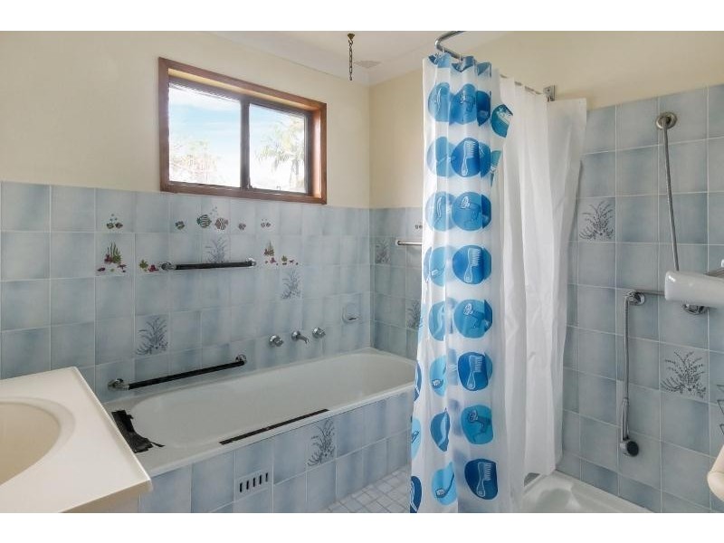 1 Cheryl Street, Mannering Park NSW 2259