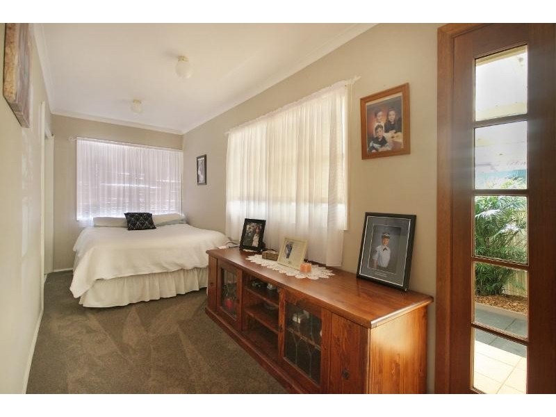 10 Griffith Street, Mannering Park NSW 2259