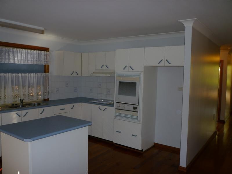 8 Eliot Street, Mannering Park NSW 2259