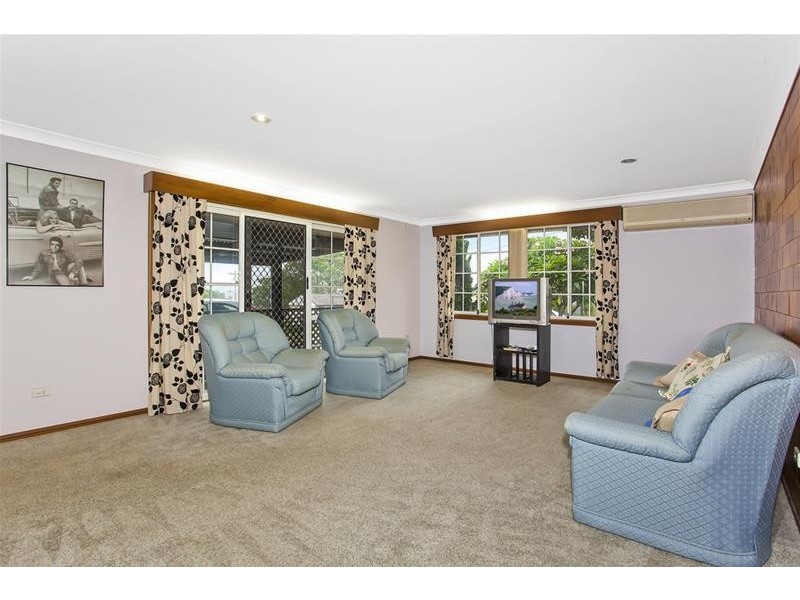 17 Halcyon Street, Mannering Park NSW 2259
