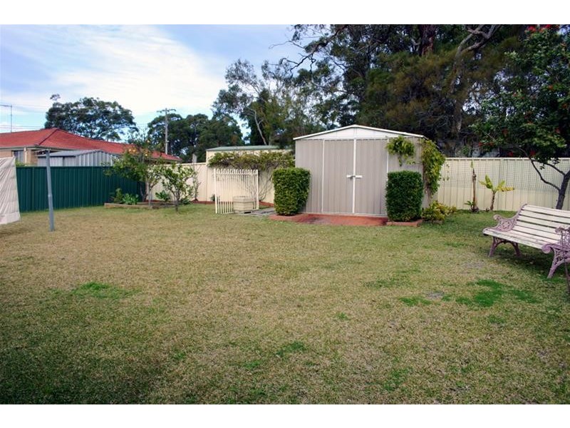 15 Warrina Avenue, Summerland Point NSW 2259