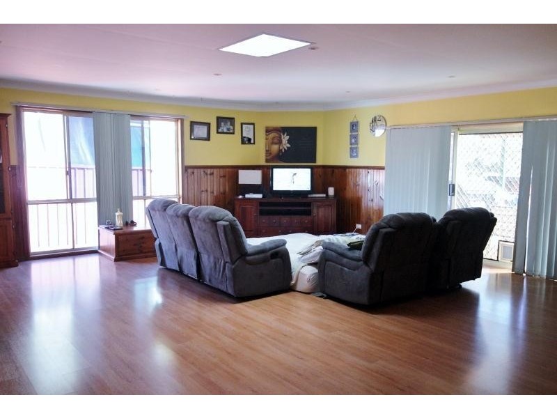 22 Campbell Parade, Mannering Park NSW 2259