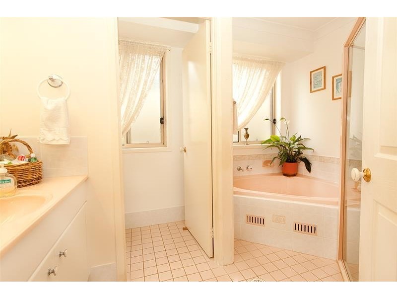 9 Anchorage Circle, Summerland Point NSW 2259