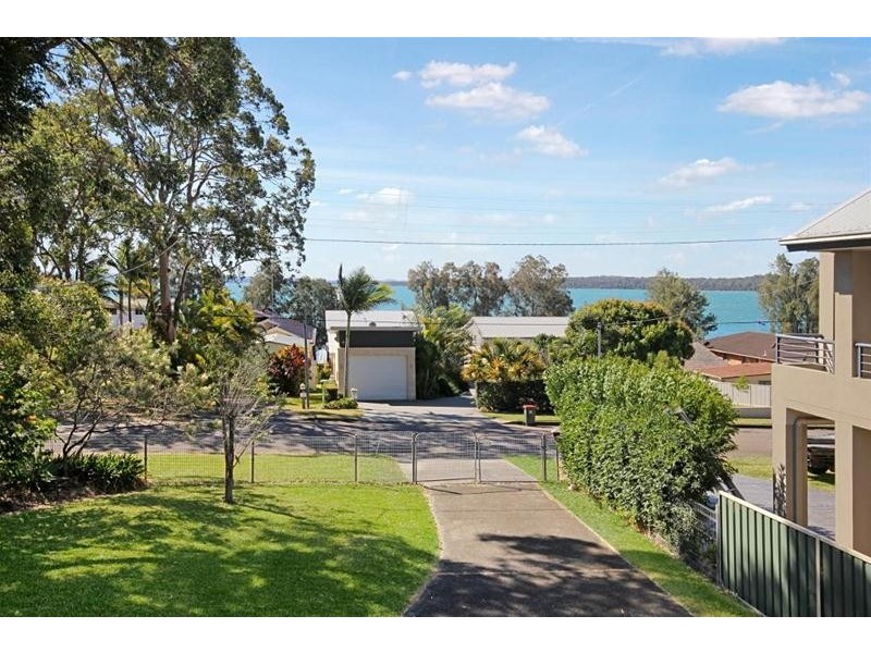 1 Bambury Avenue, Summerland Point NSW 2259