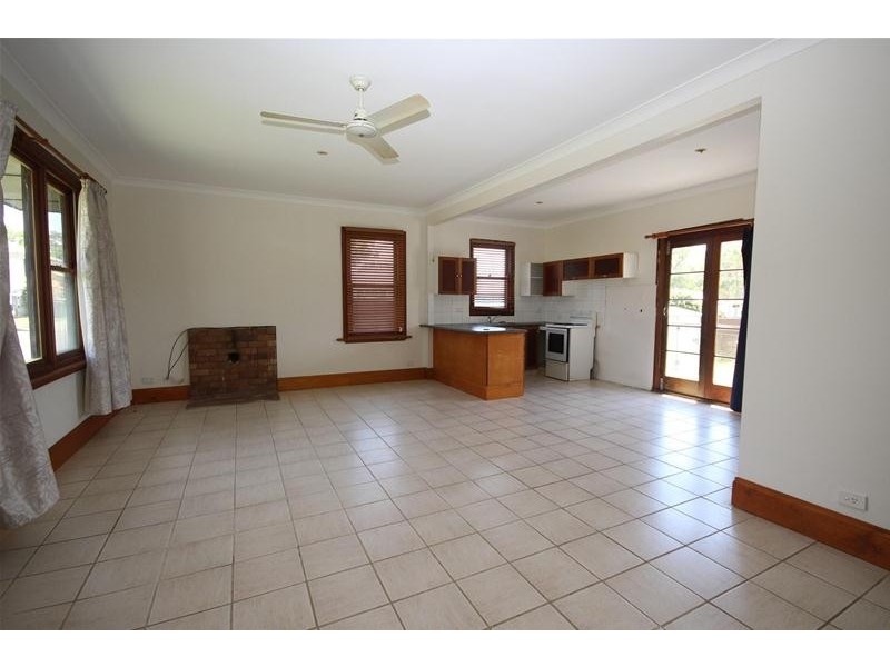 2 Warwick Avenue, Mannering Park NSW 2259