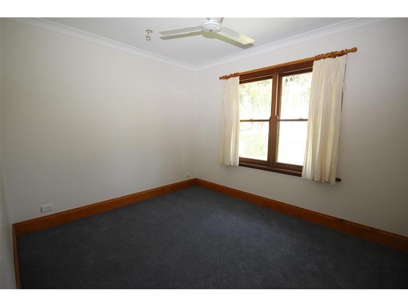 2 Warwick Avenue, Mannering Park NSW 2259