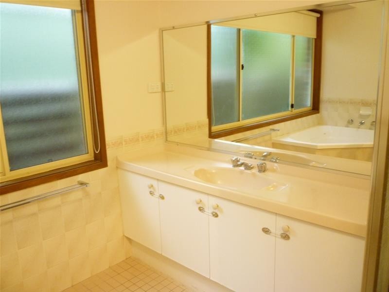 7 Eliot Street, Mannering Park NSW 2259