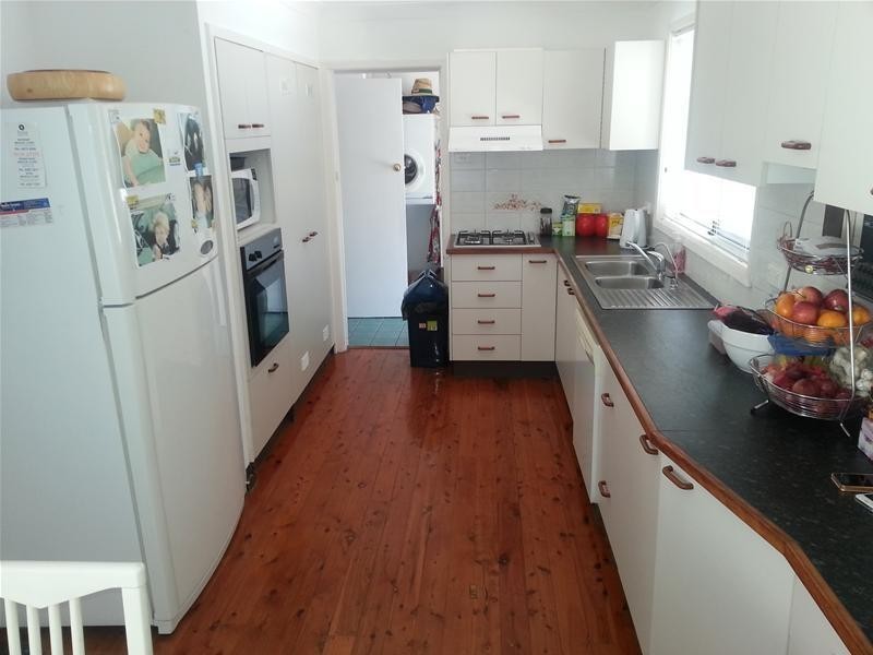 90 Griffith Street, Mannering Park NSW 2259