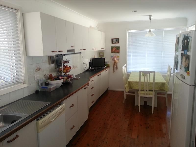 90 Griffith Street, Mannering Park NSW 2259