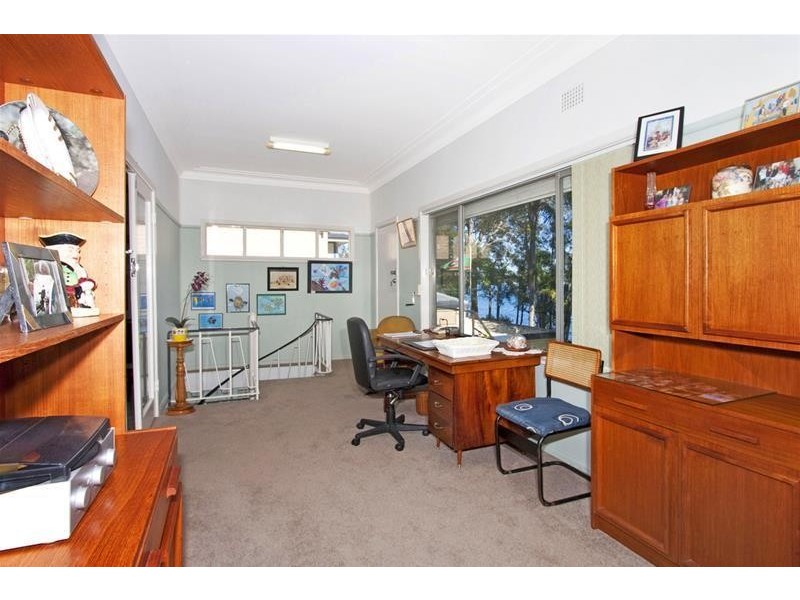 17 Macquarie Road, Mannering Park NSW 2259