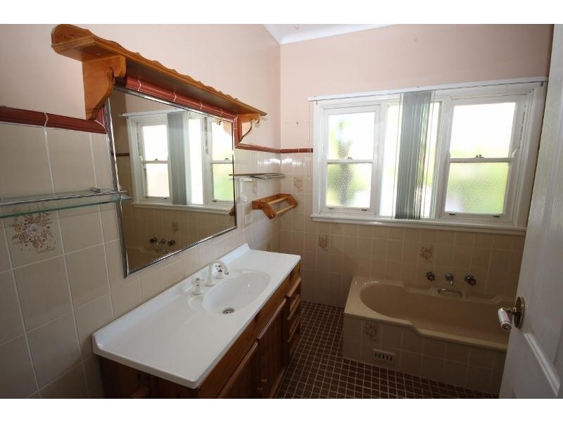 42 Vales Road, Mannering Park NSW 2259