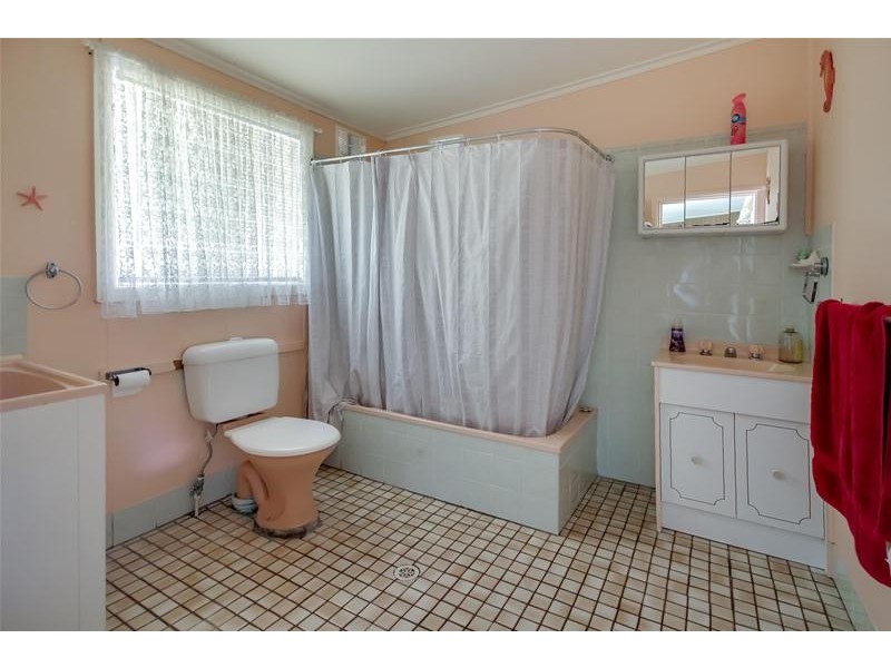 20 Warrina Avenue, Summerland Point NSW 2259