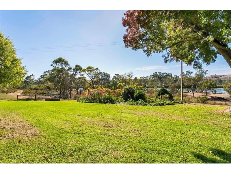 15 Thompson Road, Caurnamont SA 5238