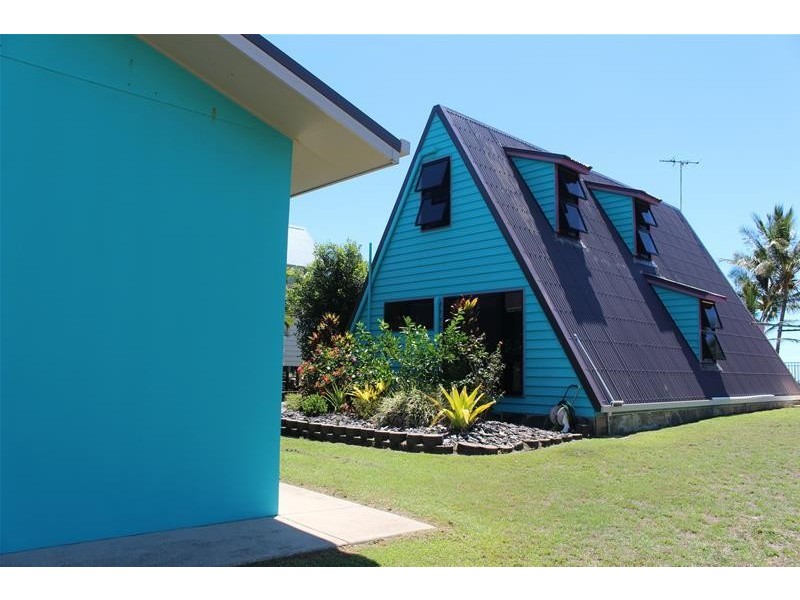 26 Taylor Street, Tully Heads QLD 4854