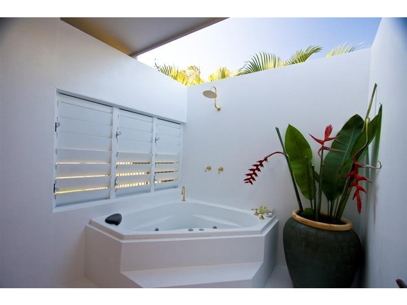 2 Conch Street, Mission Beach QLD 4852