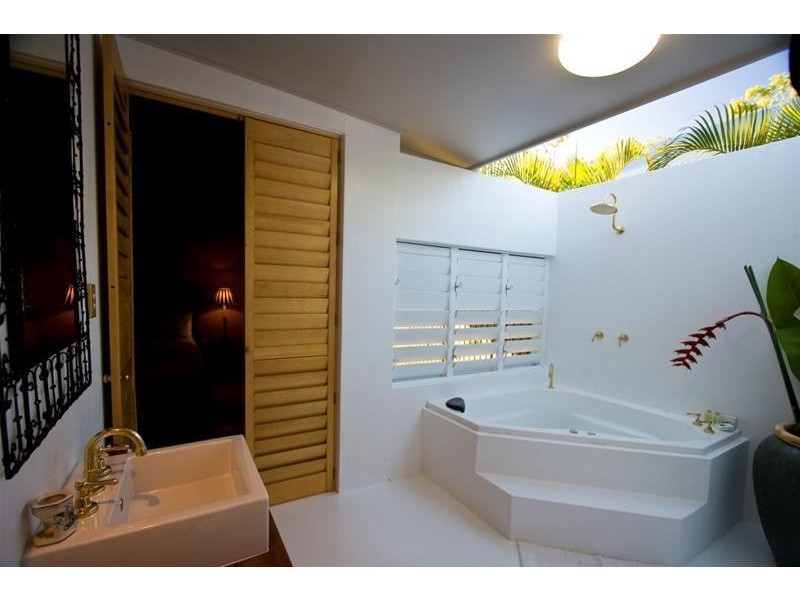 2 Conch Street, Mission Beach QLD 4852