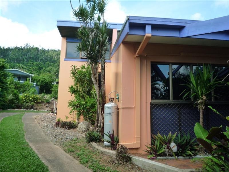 8 Webb Court, Bingil Bay QLD 4852