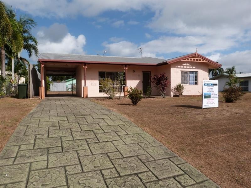 15 Casuarina Street, Tully Heads QLD 4854