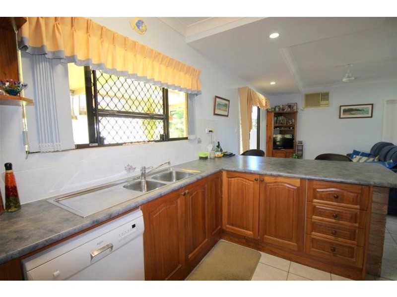 9 Leslie Lane, South Mission Beach QLD 4852